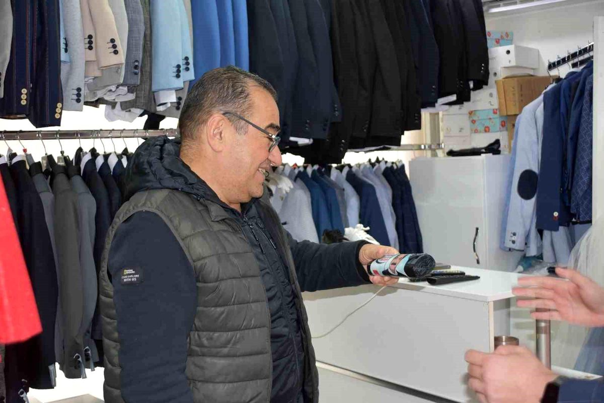 CHP Pamukkale Belediye Başkan Adayı Ali Rıza Ertemur, çöp poşeti dağıtımıyla takdir topluyor