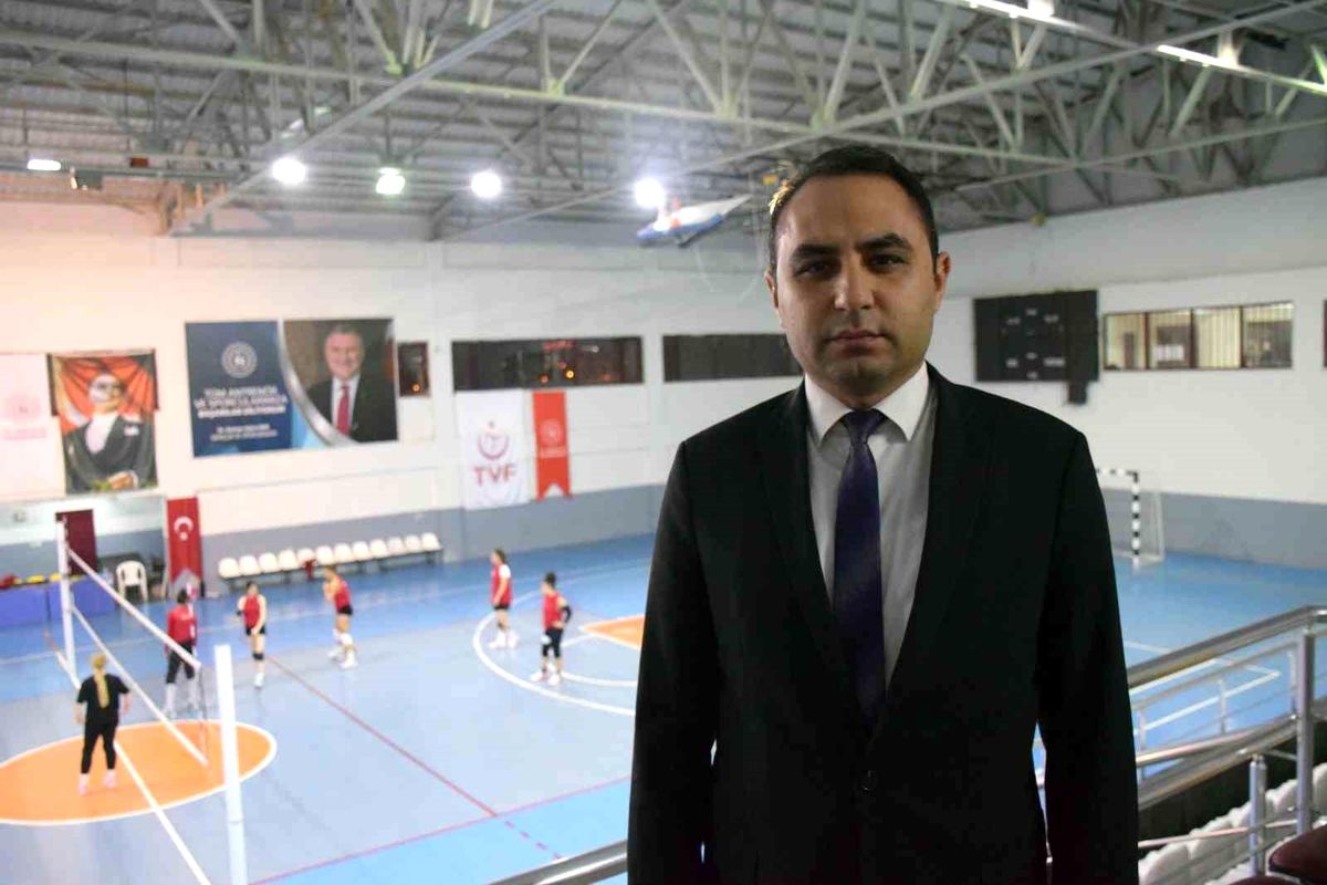 Depremzede Sporcuların Oluşturduğu Kadın Voleybol Takımı Başarıyla Mücadele Ediyor