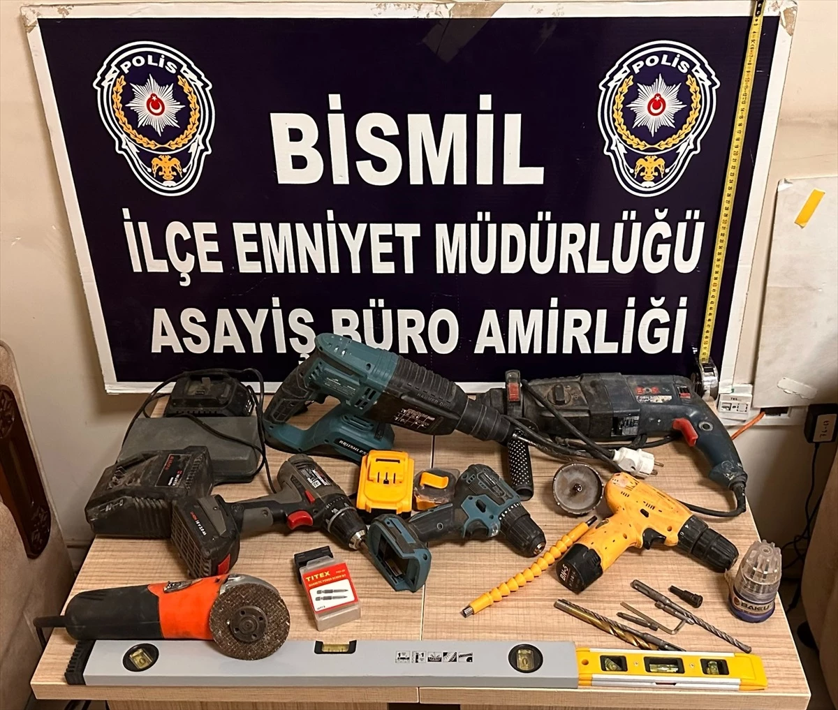 Diyarbakır\'da Çalıntı Malzemeleri Satmaya Çalışırken Yakalanan Şüpheli Tutuklandı