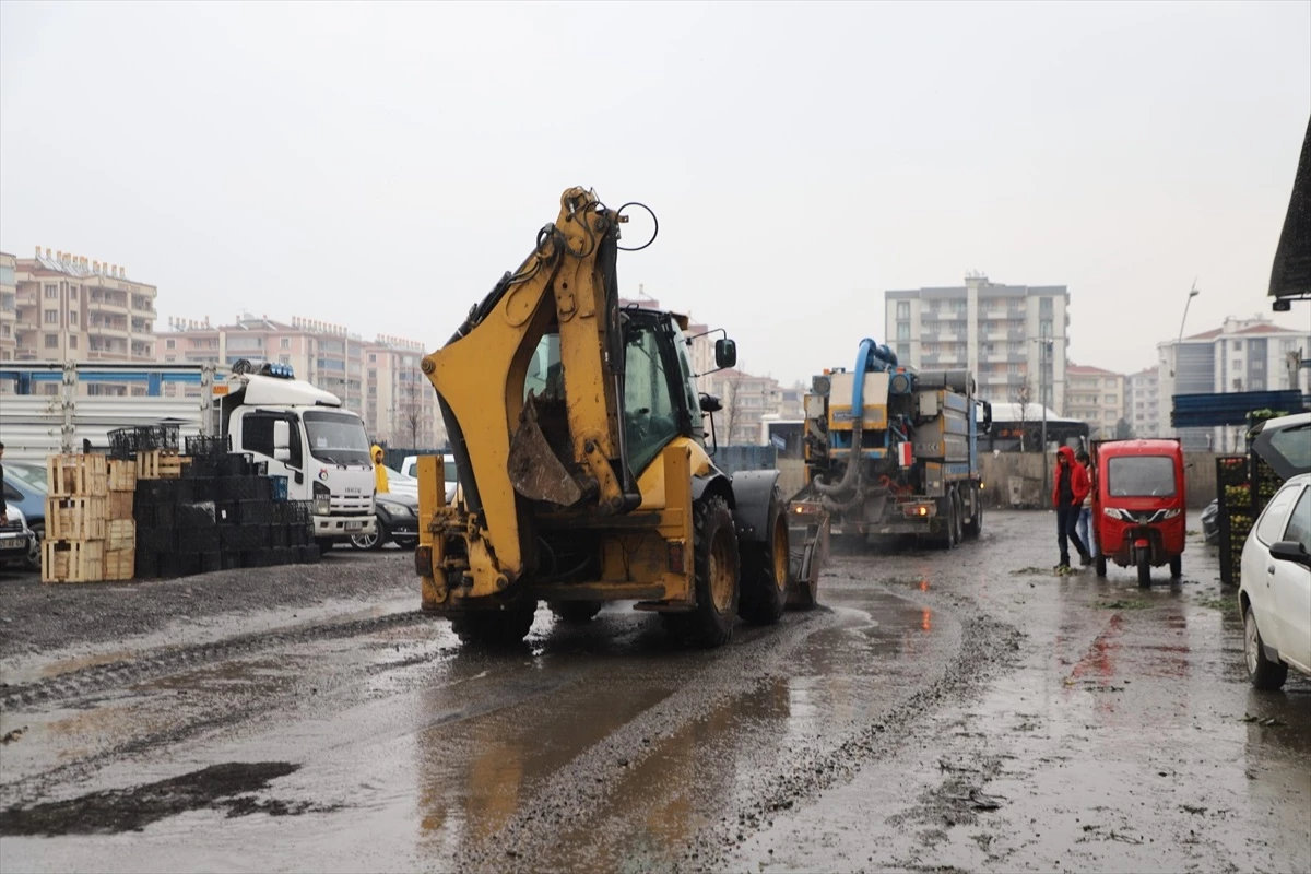 Diyarbakır Büyükşehir Belediyesi Meyve Sebze Hali\'nde Yağmur Suyu Şebekesi Çalışmalarına Başladı