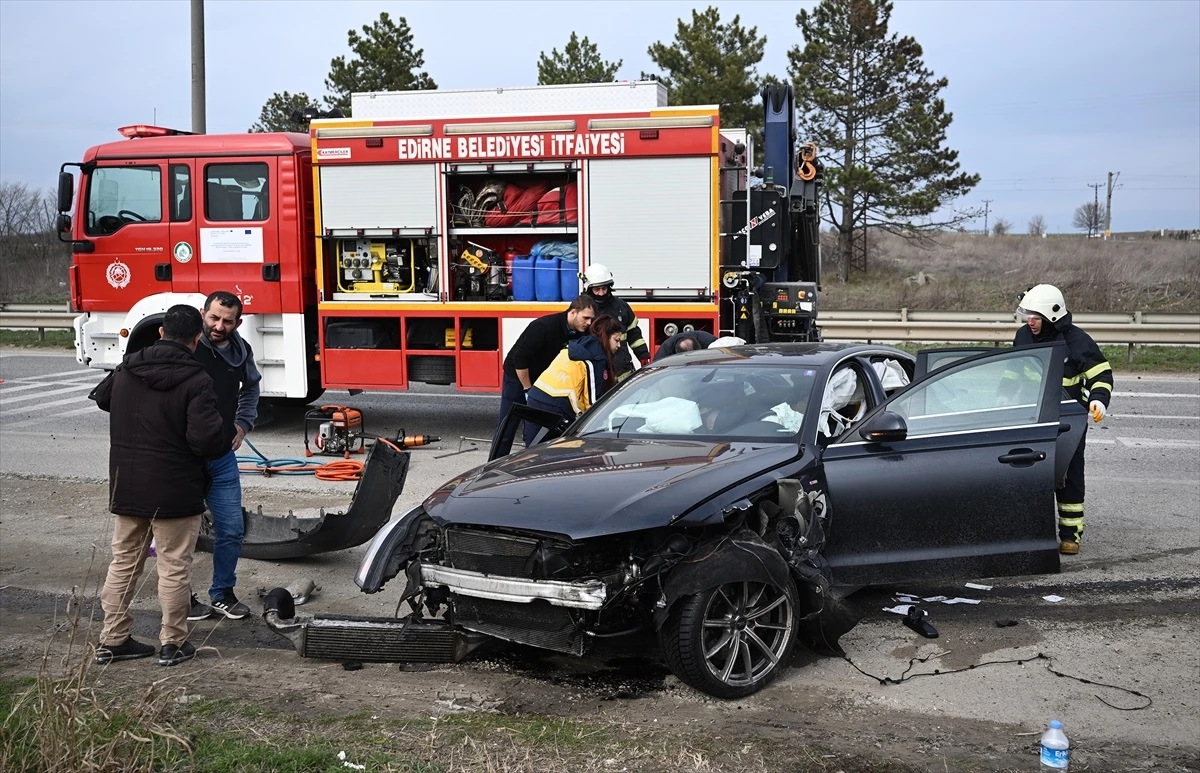 Edirne\'de otomobilin tıra çarpması sonucu 1 kişi yaralandı