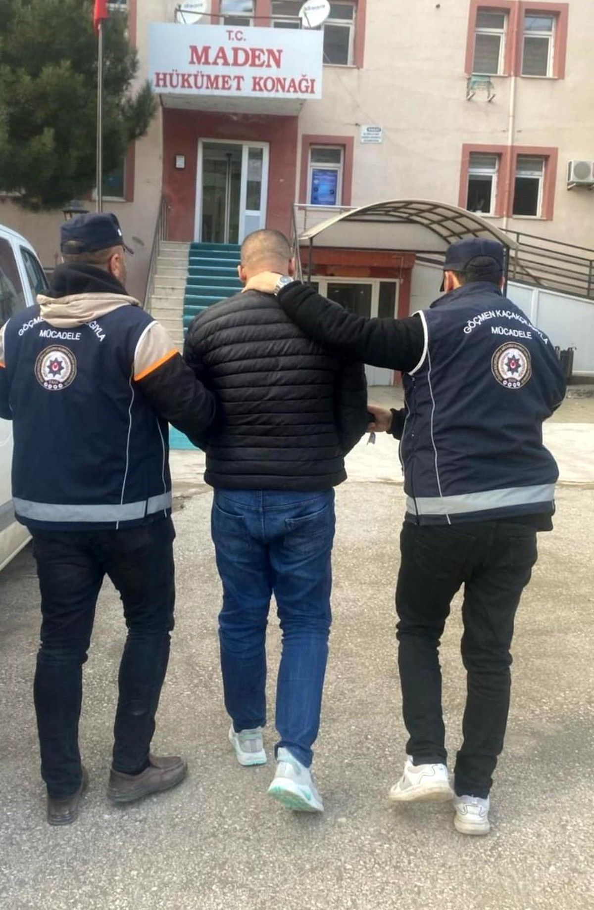Elazığ\'da Göçmen Kaçakçılığı Operasyonu: 1 Tutuklama, 5 Göçmen Teslim Edildi
