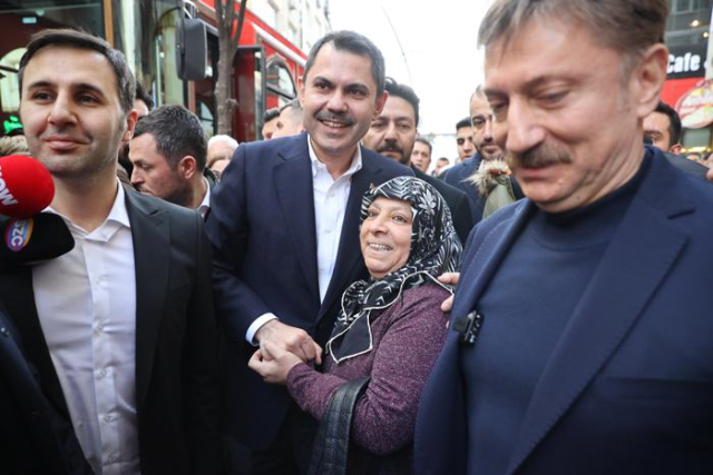 Esnaf ziyaretinde Murat Kurum'a eşlik eden Bahçelievler Belediye Başkanı Hakan Bahadır'ın önüne dansöz kıyafeti fırlatıldı