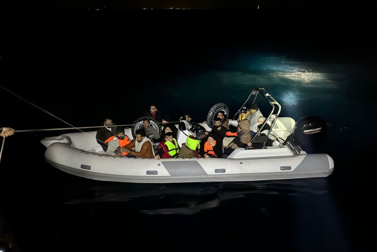 Muğla\'nın Fethiye ilçesinde lastik botta 21 düzensiz göçmen yakalandı
