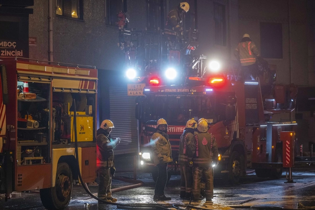 Gaziosmanpaşa\'da 2 Katlı İş Yerinde Çıkan Yangın Kontrol Altına Alındı