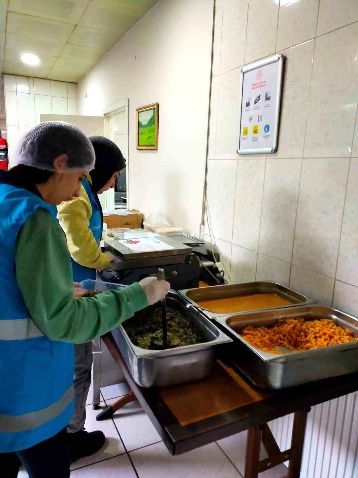 Düzce\'deki Gençler Komşum Projesiyle İhtiyaç Sahiplerine Yemek Ulaştırıyor