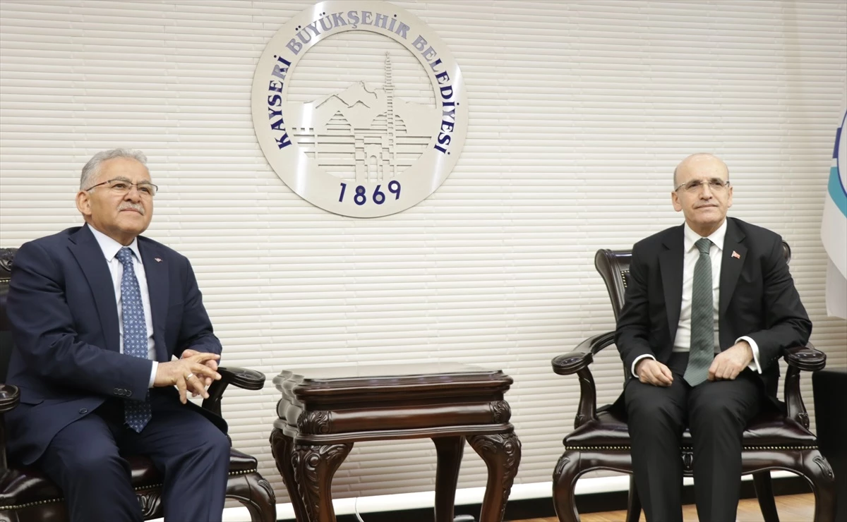 Hazine ve Maliye Bakanı Kayseri\'de ziyaretlerde bulundu