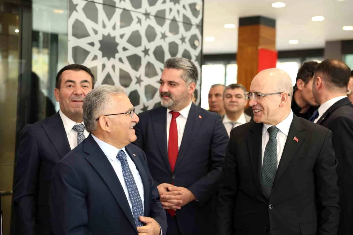 Hazine ve Maliye Bakanı Mehmet Şimşek, Kayseri Büyükşehir Belediye Başkanı Dr. Memduh Büyükkılıç\'ı ziyaret etti