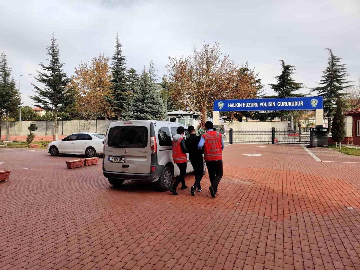 Isparta\'da 5 Şüpheli, Bir Vatandaşı 53 Bin TL Dolandırdığı İçin Yakalandı