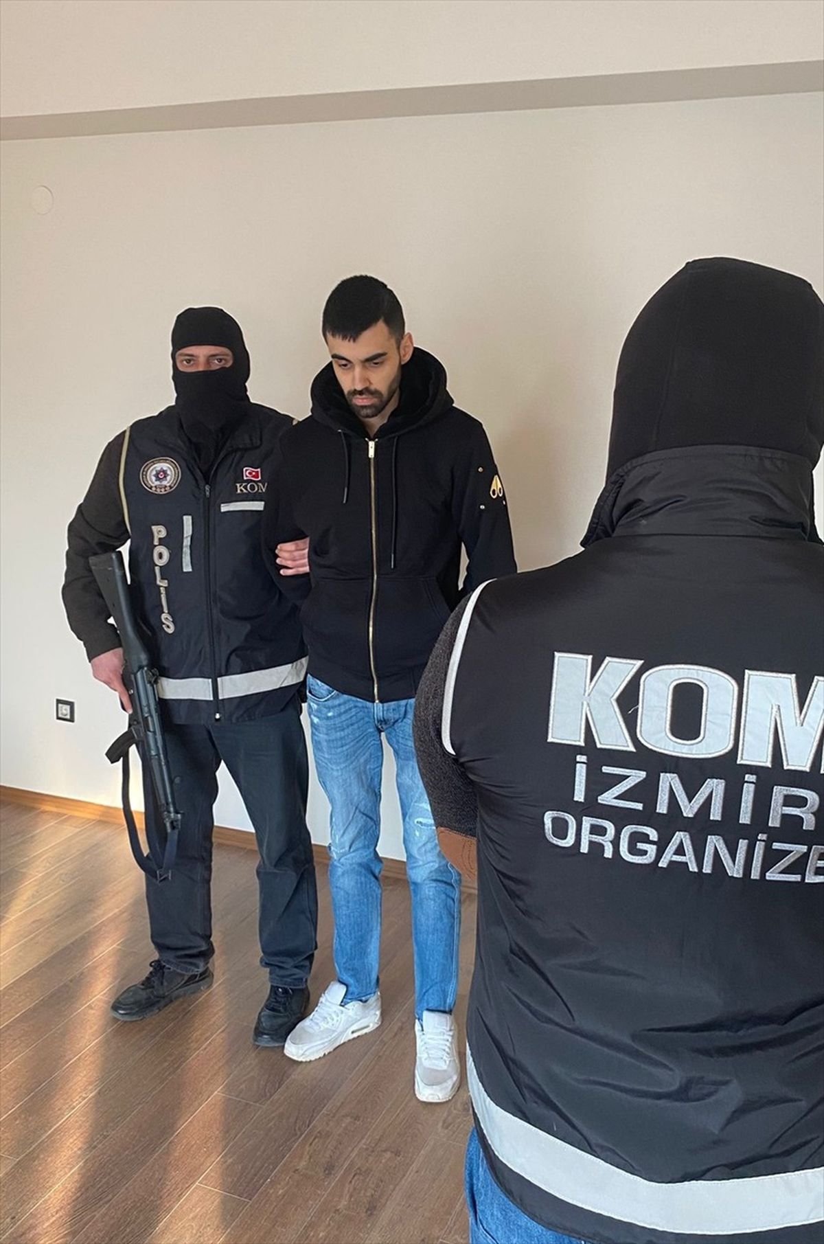 İzmir\'de Interpol\'de aranan uyuşturucu şüphelisi tutuklandı