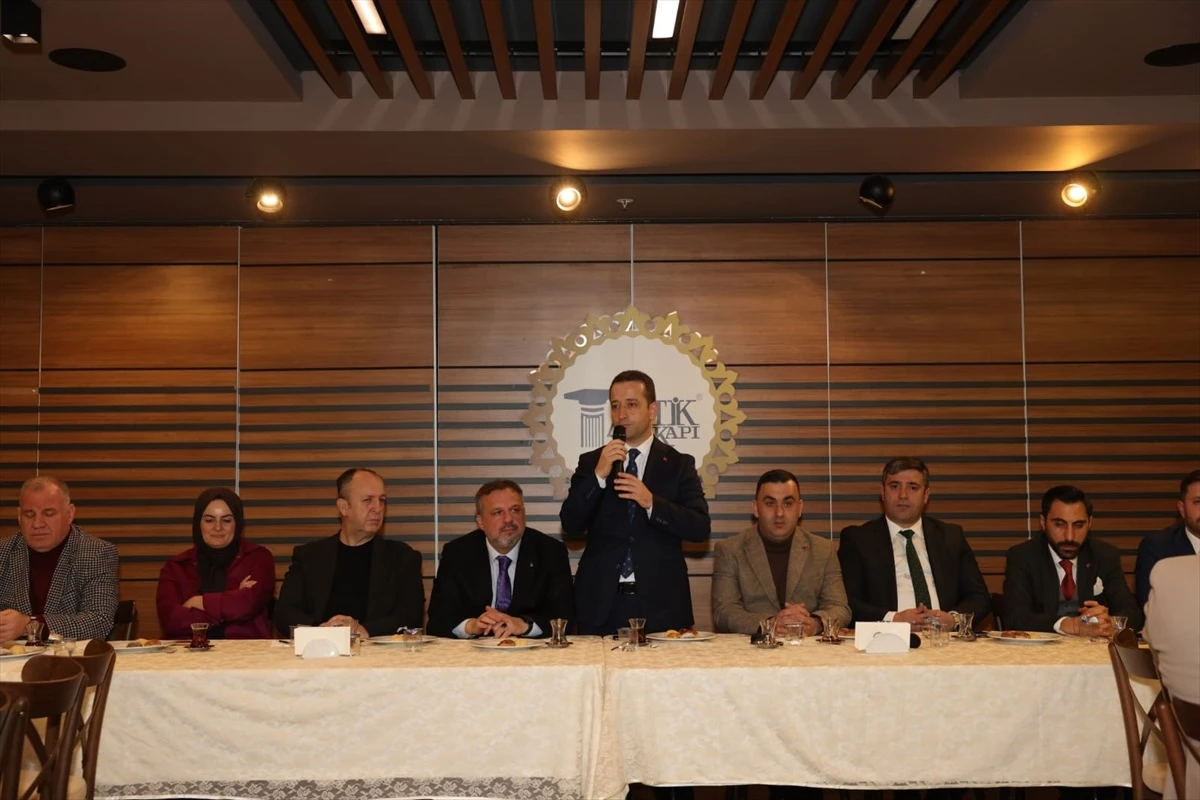 Cumhur İttifakı\'nın AK Parti\'den İzmit Belediye Başkan adayı Muharrem Tutuş, belediye meclis üyeleriyle bir araya geldi