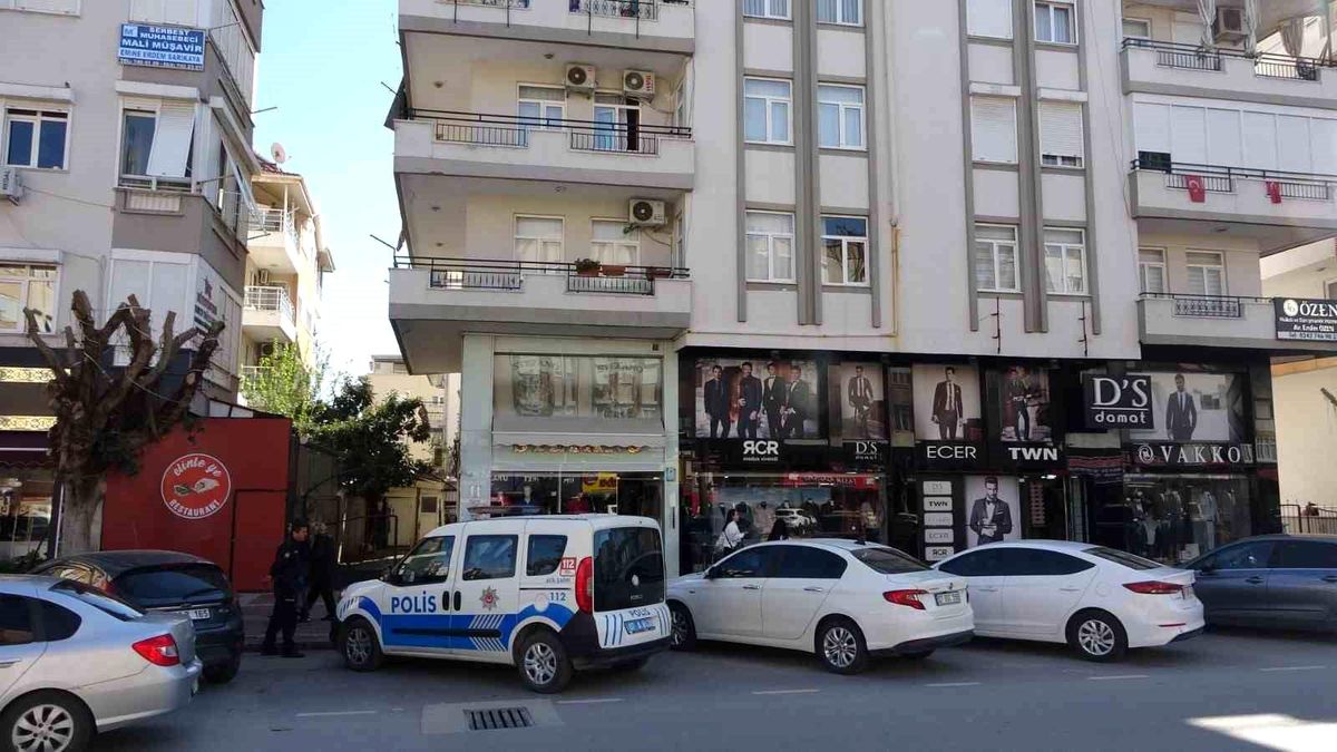 Manavgat\'ta Firari Şüpheli, JASAT Ekiplerinden Kaçmak İçin Balkondan Atladı