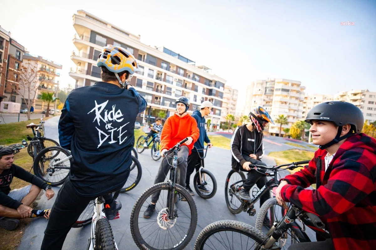 İzmir\'in İlk Pump Track Bisiklet Parkuru Gençlerden Yoğun İlgi Görüyor