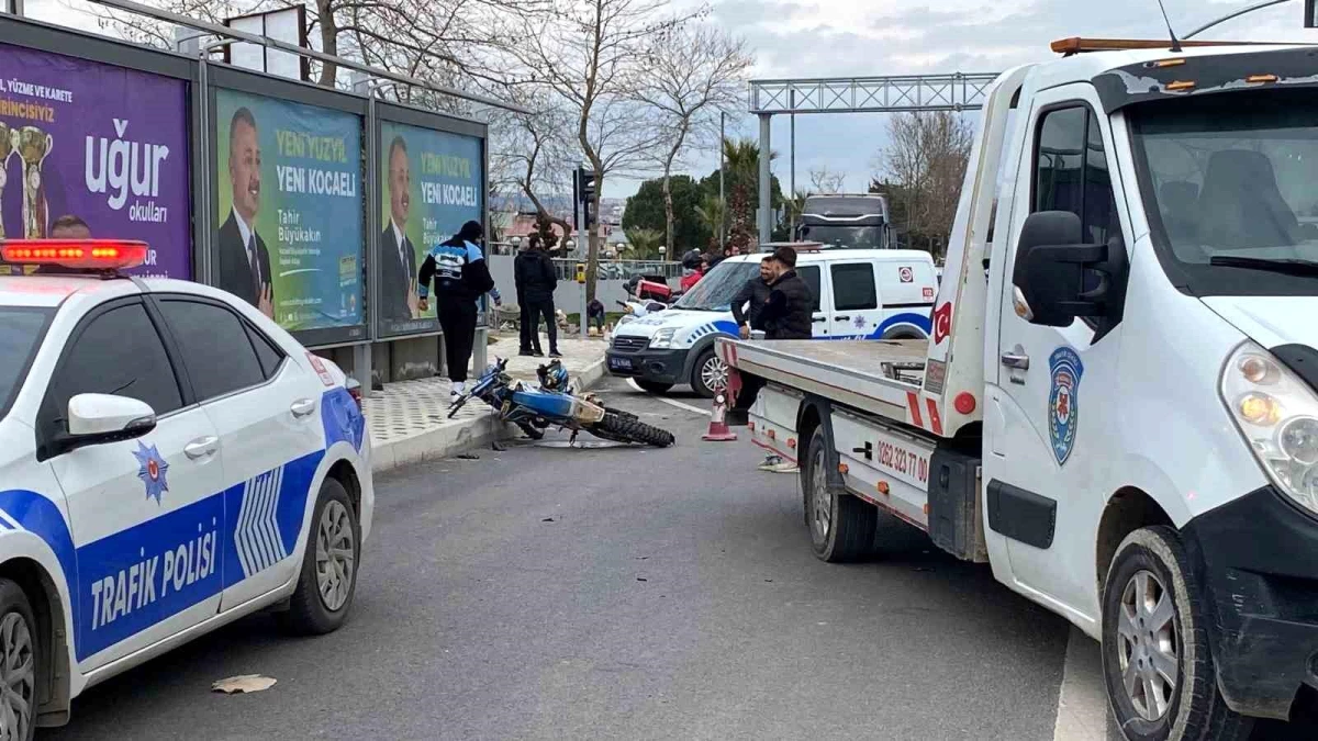 İzmit\'te Kros Motosiklet ile Minibüs Çarpışması: Genç Hayatını Kaybetti