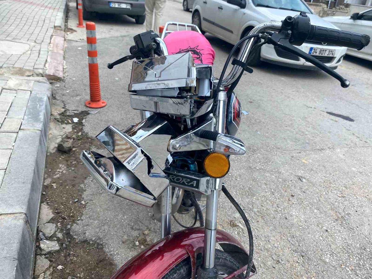 Elazığ\'da kediye çarpmamak için manevra yapan motosiklet sürücüsü yaralandı