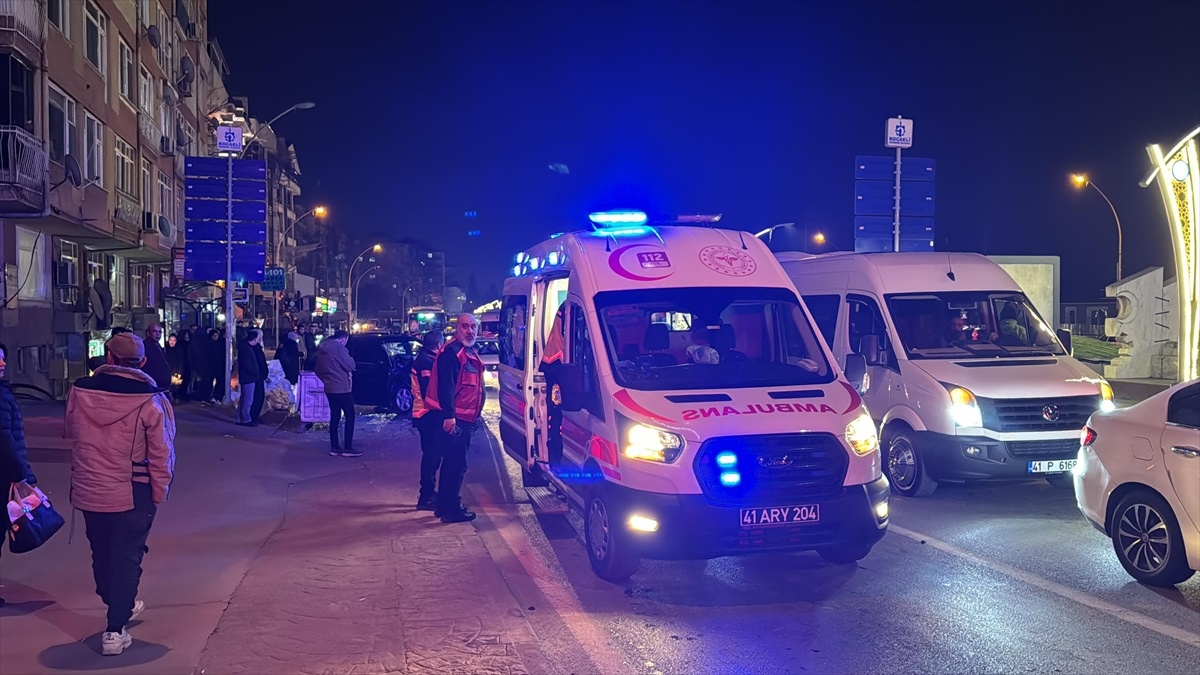 İzmit\'te zincirleme trafik kazasında 7 kişi yaralandı