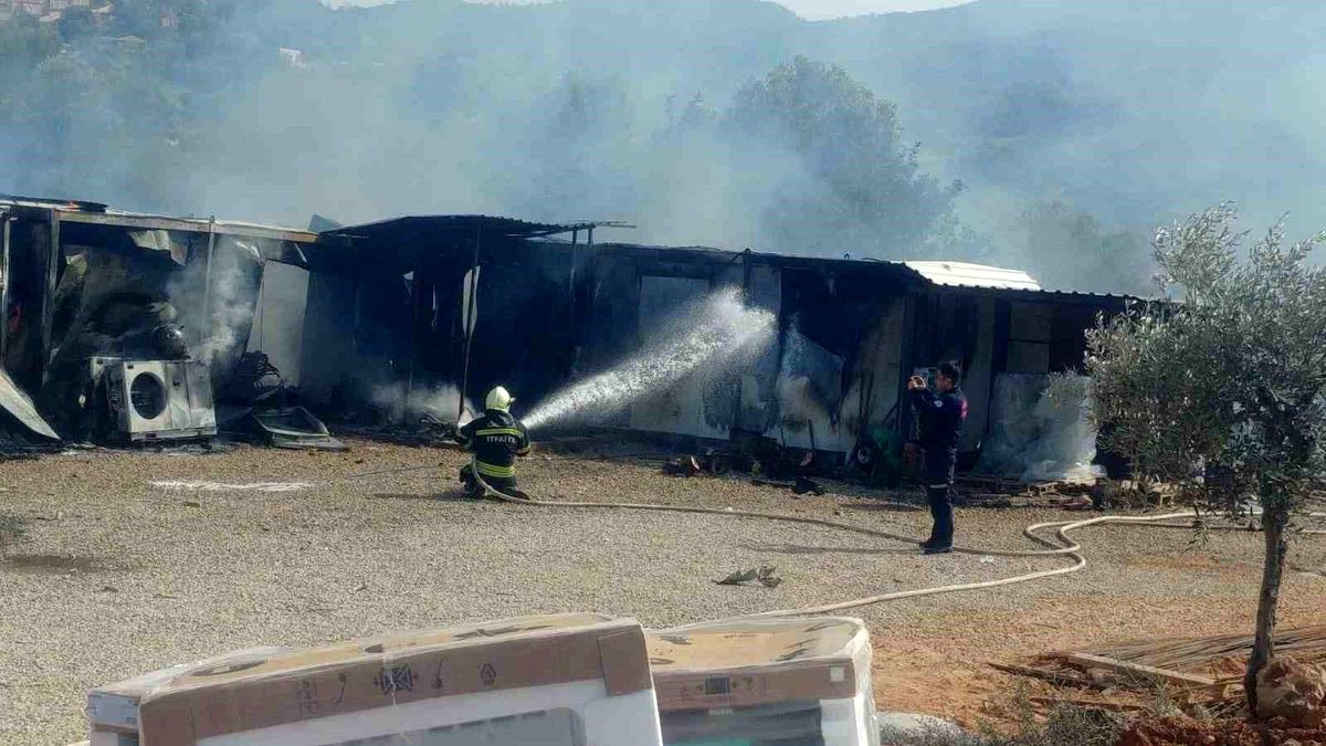 Muğla\'nın Bodrum ilçesinde konteyner yangını: Büyük çapta maddi hasar