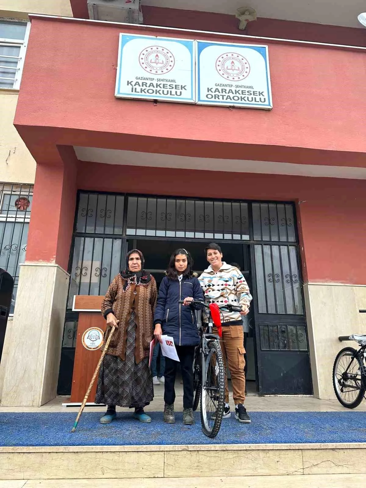 Gaziantep\'teki bir ilkokulda öğretmenler öğrencilere bisiklet hediye etti