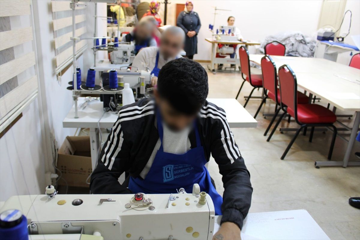 Küçükçekmece Denetimli Serbestlik Müdürlüğünde hükümlülere dikiş makineci kursu açıldı
