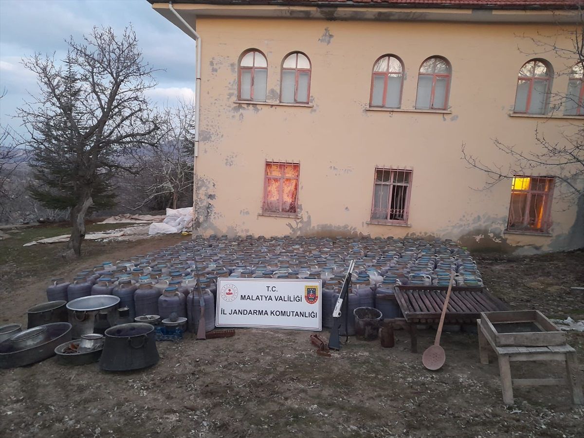 Malatya\'da 13 bin 464 litre sahte içki ele geçirildi