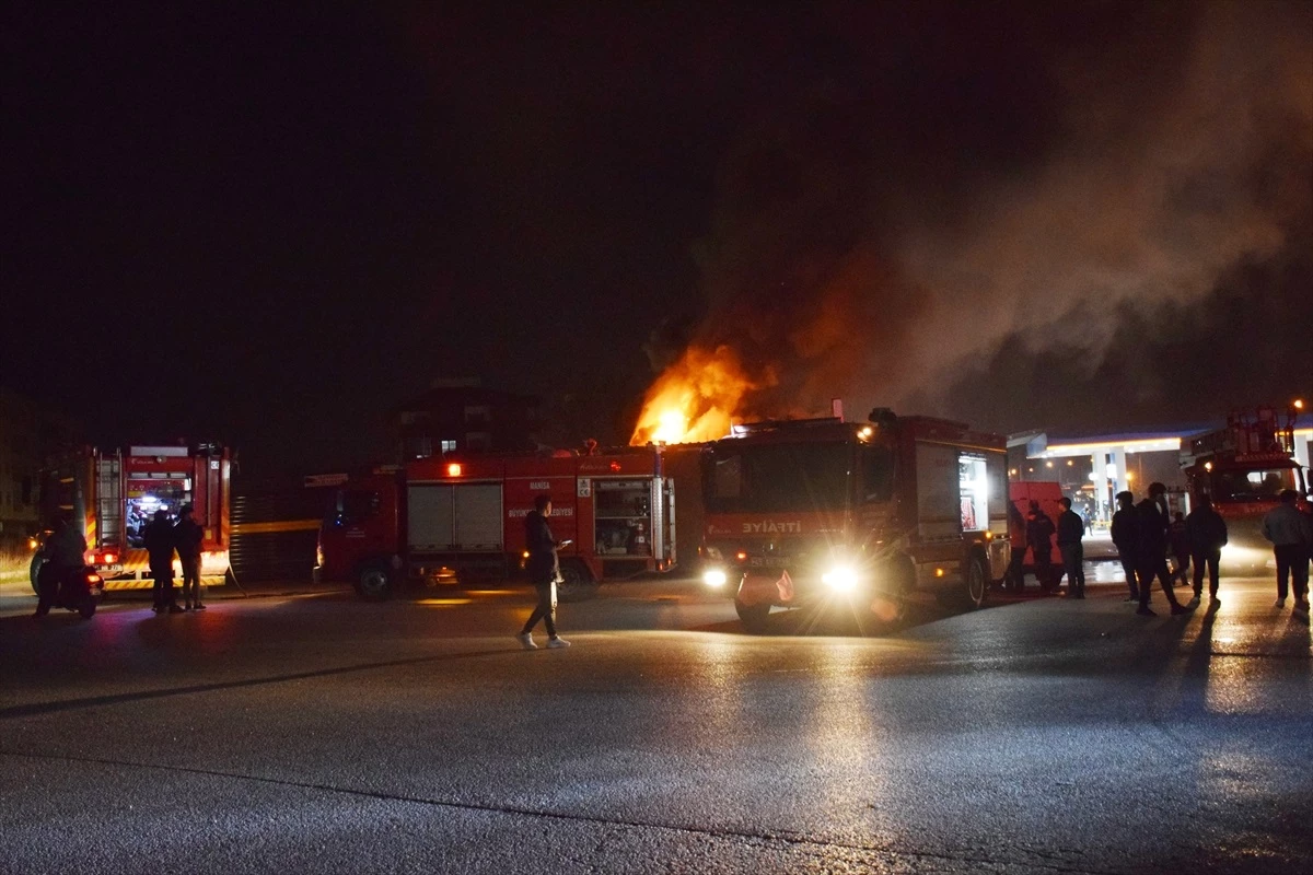 Manisa Turgutlu\'da Lastik Tamirhanesinde Çıkan Yangın Söndürüldü