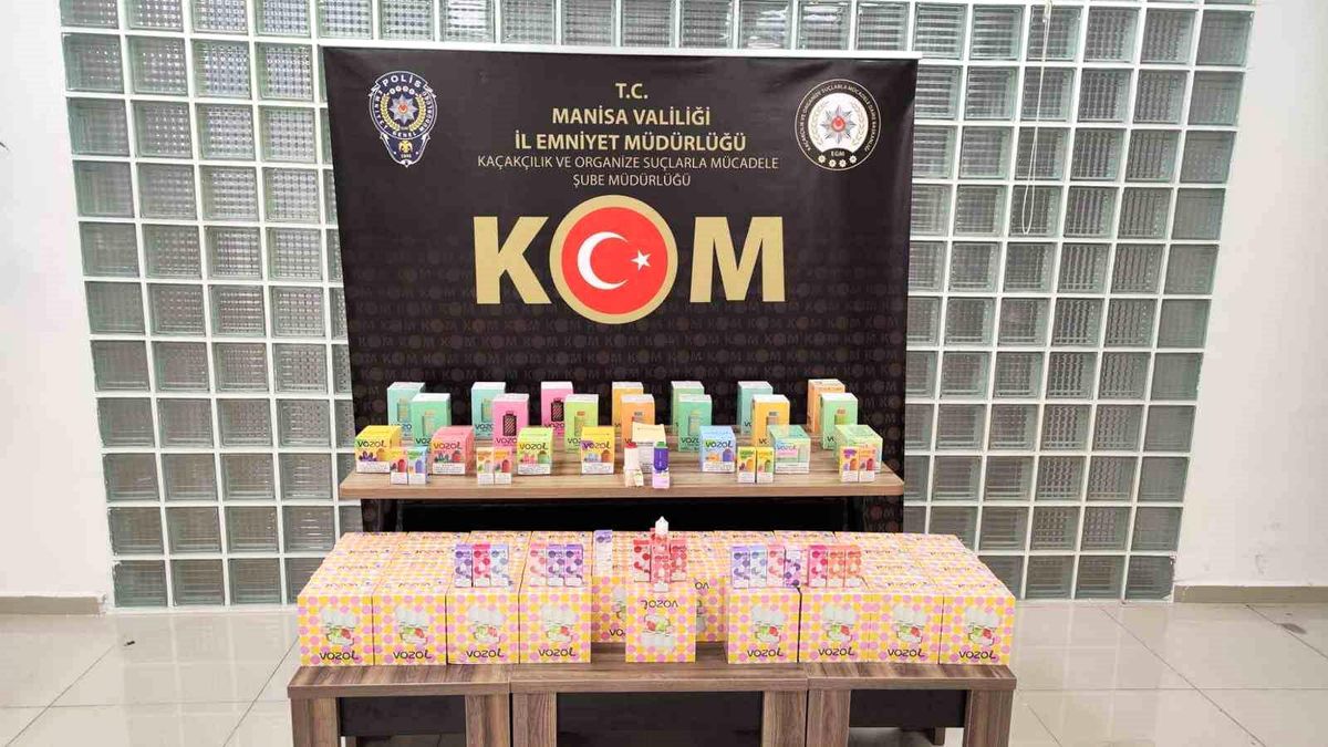 Manisa ve İzmir\'de Kaçakçılık Operasyonu: Çok Sayıda Sağlığı Tehdit Eden Ürün Ele Geçirildi