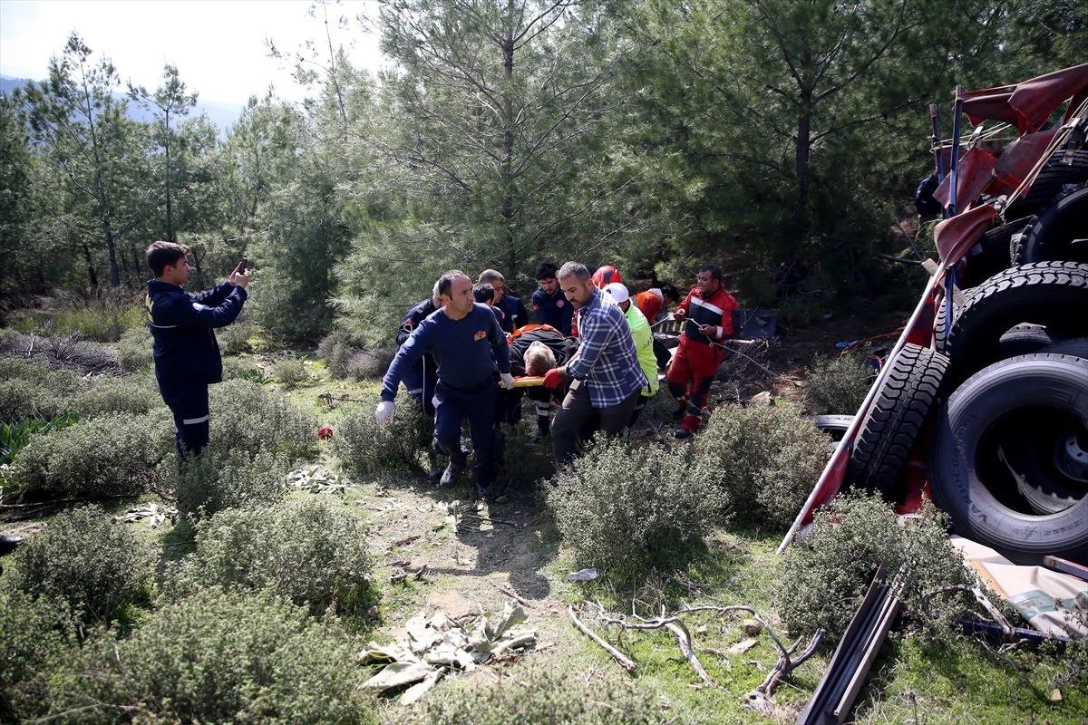 Muğla\'da Devrilen Kamyonun Sürücüsü İtfaiye Ekiplerince Kurtarıldı