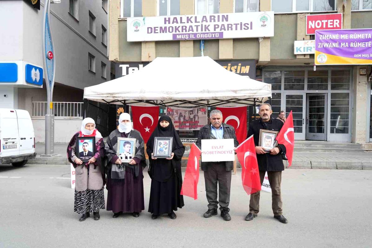 Muş\'ta Annelerin HDP İl Başkanlığı Önündeki Eylemi Devam Ediyor