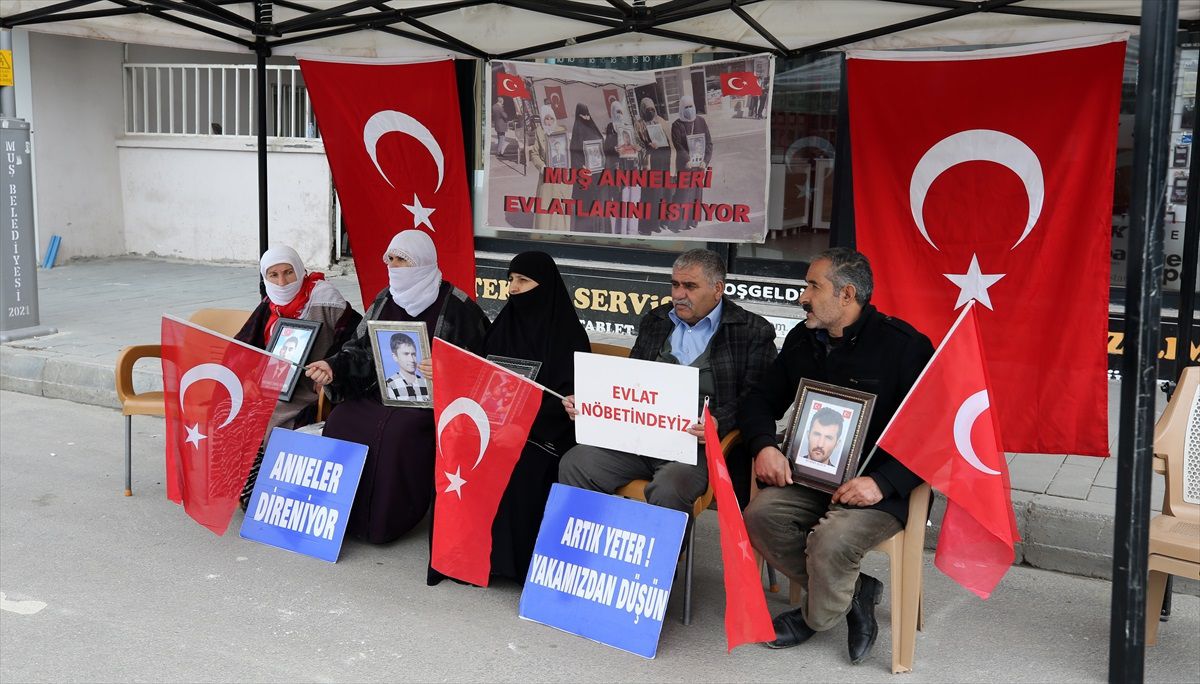 Muş\'ta HDP İl Binası Önünde Oturma Eylemi Yapan Aileler, Çocuklarına Kavuşma Ümidiyle Devam Ediyor