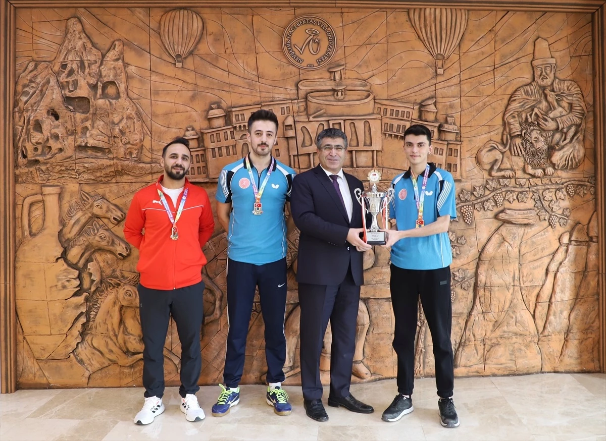 NEVÜ Masa Tenisi Takımı Şampiyonluk Kupasını Rektör Aktekin\'e Takdim Etti