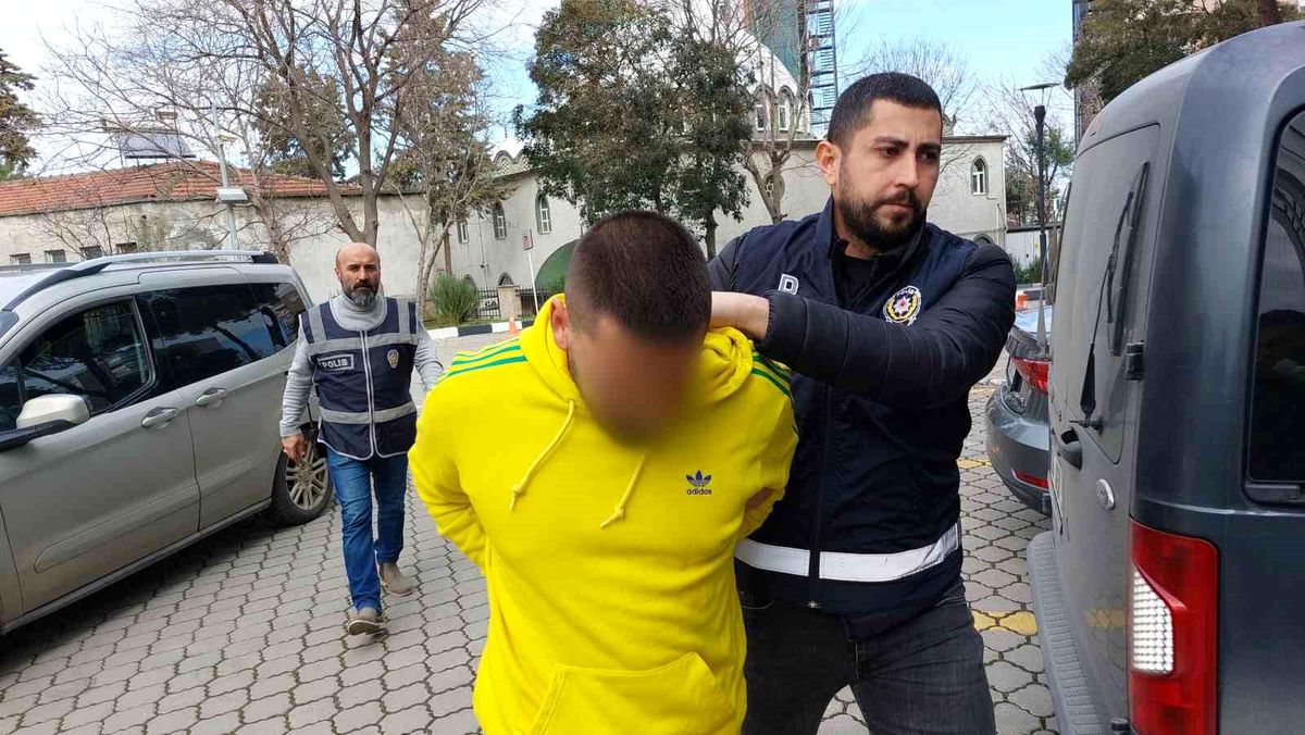 Samsun\'da bir lisede müdürün aracında darp olayı: 3 kişi gözaltına alındı
