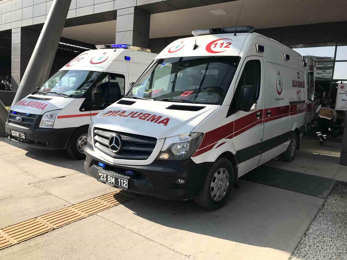 Elazığ\'da yaşlı adam otomobilin çarpması sonucu yaralandı