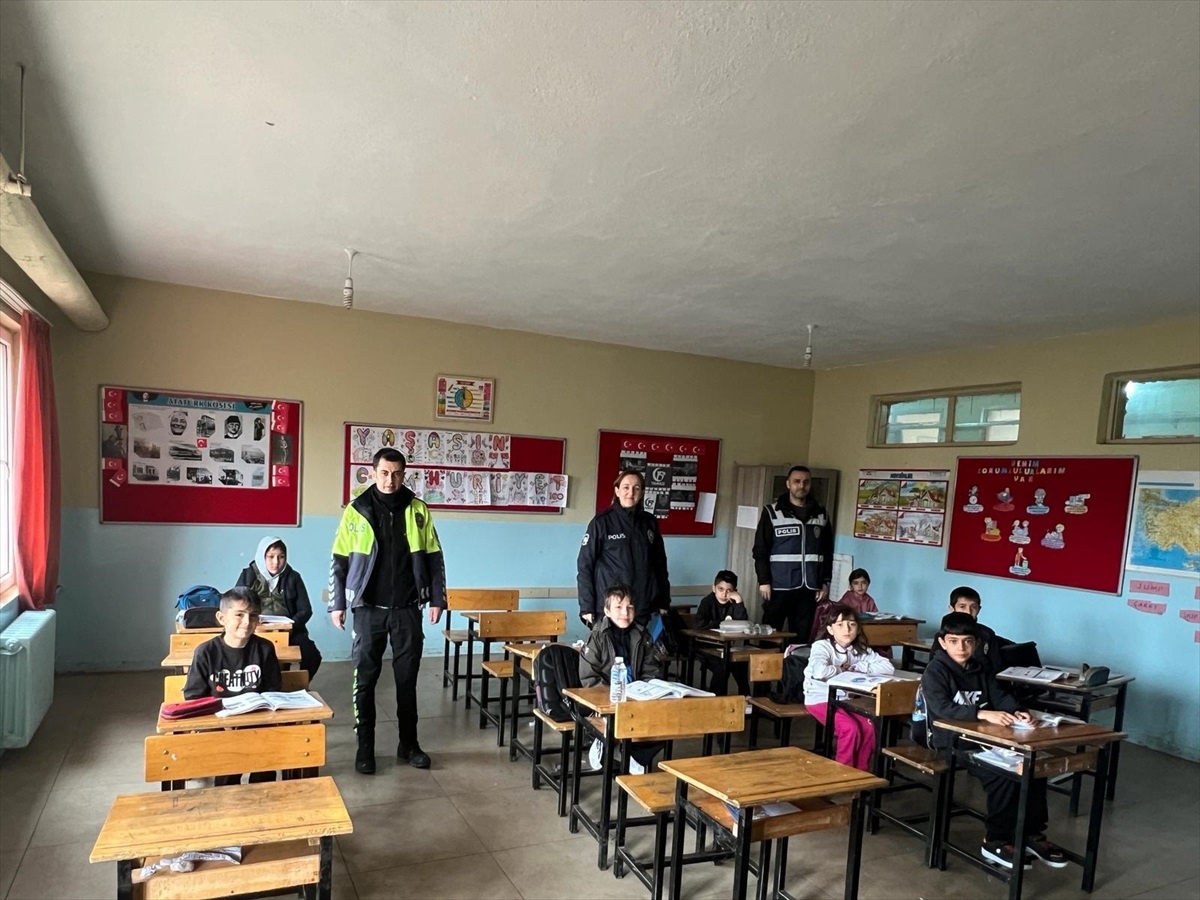 Bilecik Pazaryeri\'nde Öğrencilere Polislik Mesleği Tanıtıldı