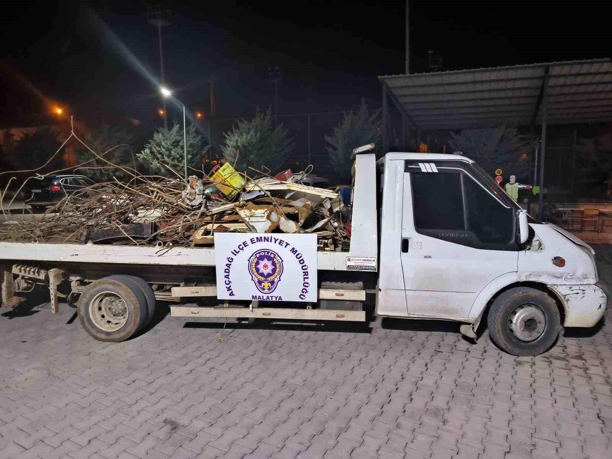 Malatya\'da Enkaz Döküm Sahasında Hırsızlık Yapan 2 Zanlı Yakalandı