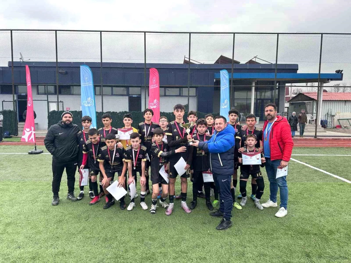 Düzce\'de Okul Sporları Yıldız Futbol Müsabakalarında Şampiyon Cumayeri Ortaokulu