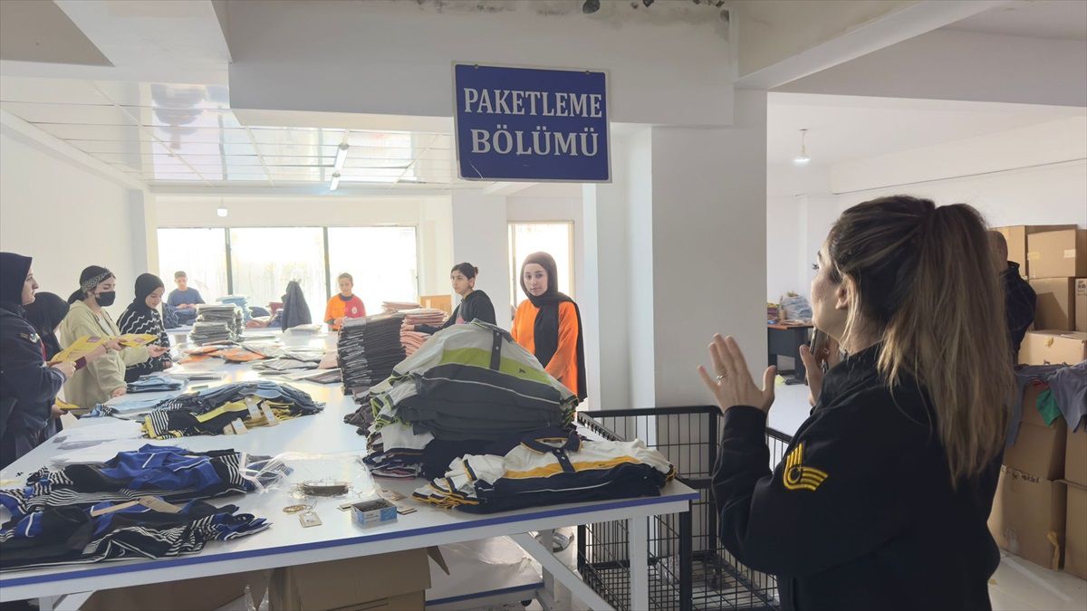 Tekirdağ\'da Jandarma Ekipleri Aile İçi Şiddetle Mücadele ve KADES Hakkında Bilgilendirme Çalışması Yaptı
