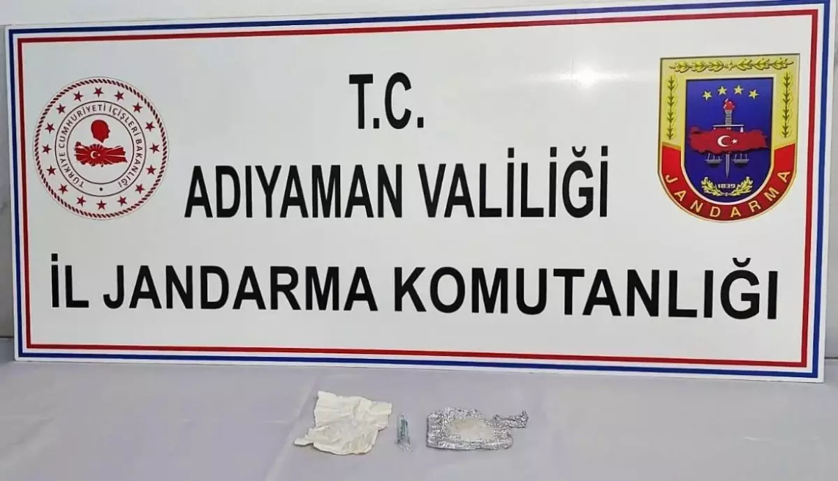 Adıyaman\'da Jandarma, Uyuşturucu Bulunan 2 Kişiyi Gözaltına Aldı