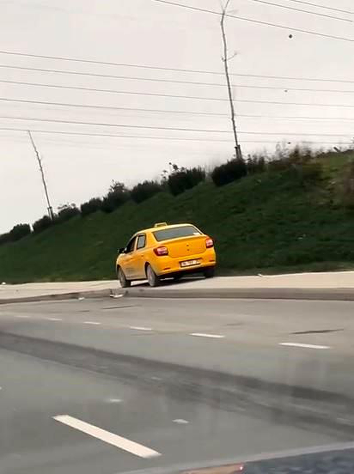 İstanbul\'da trafik güvenliği tehlikeye atan taksi sürücüsü yakalandı