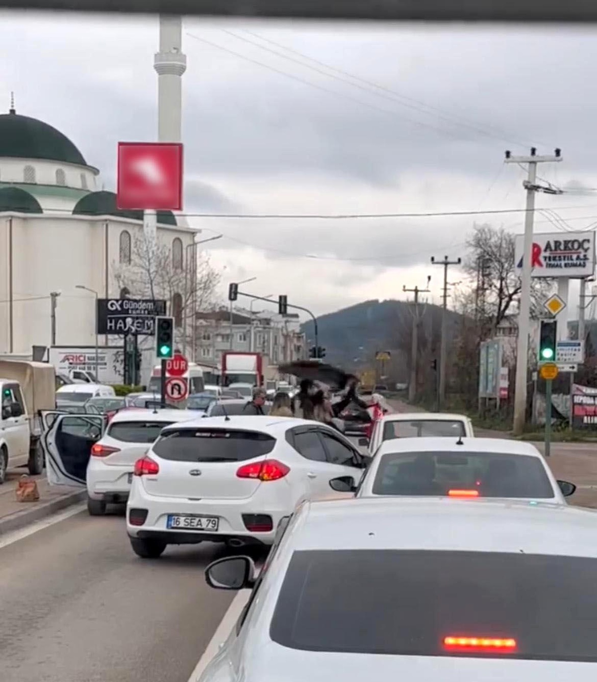 Bursa\'da yol verme kavgası: Kadınlar çantalarla, erkekler sopalarla kavga etti