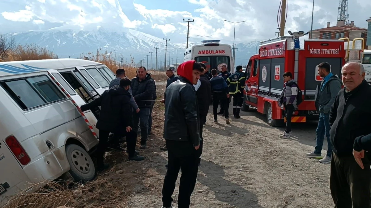 Iğdır\'da Minibüs Tahliye Kanalına Düştü, Yaralanan Olmadı