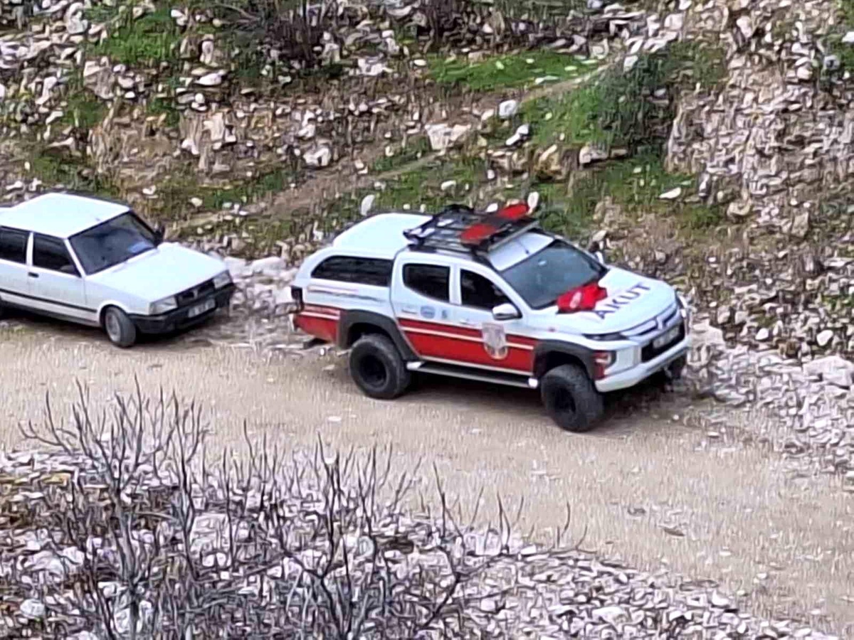 Denizli\'de AKUT, Dağda Mahsur Kalan Keçiyi Kurtardı