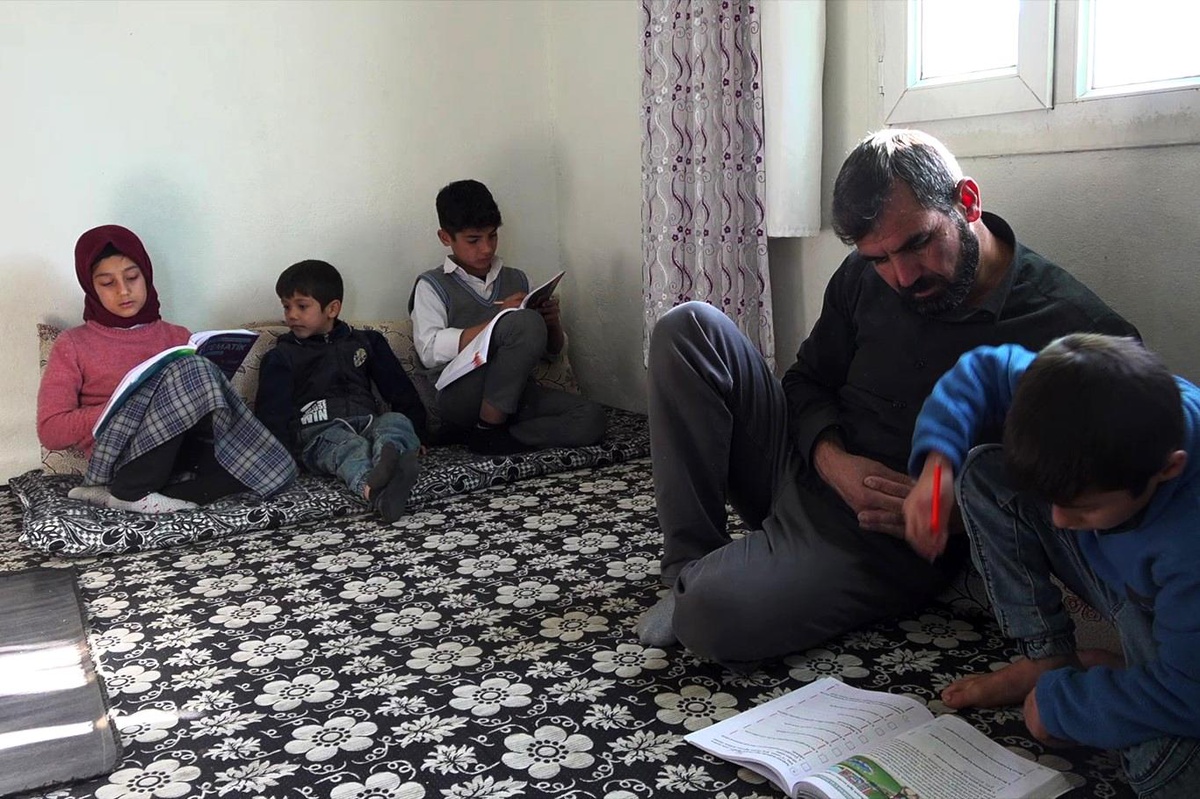 Şırnak\'ta Devasa Taşları Kırarak Geçimini Sağlayan Baba, 9 Çocuğunu da Okutuyor