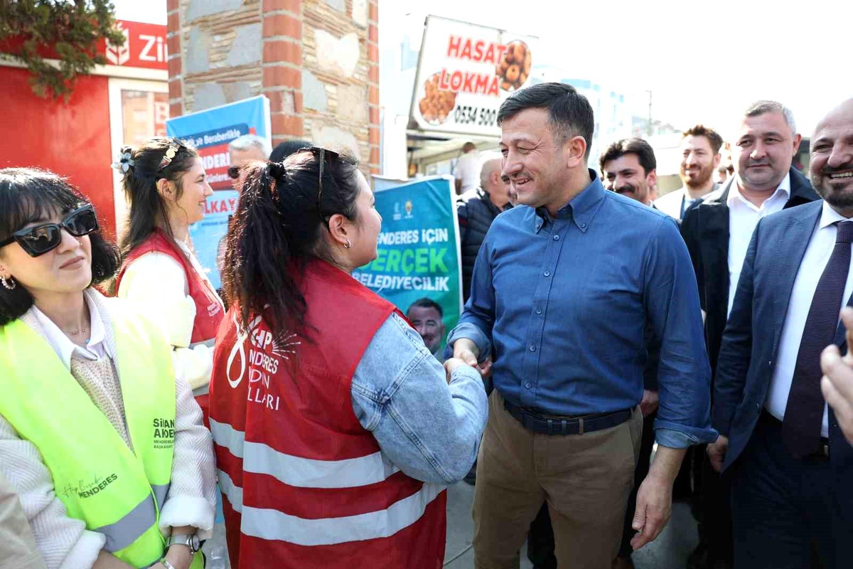 Hamza Dağ, CHP broşürü dağıtan gençlerle gülümseten diyalog yaşadı