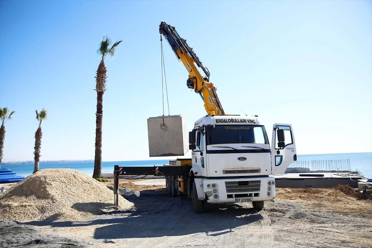 Antalya Büyükşehir Belediyesi Konyaaltı Sahili\'nde Çevre Düzenleme Projesi Başlattı