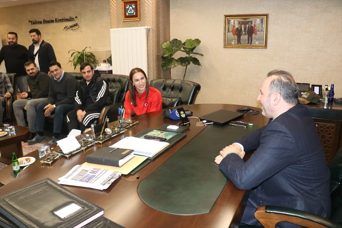 Avrupa Şampiyonu Buse Tosun Çavuşoğlu Yalova Belediye Başkanı\'nı Ziyaret Etti