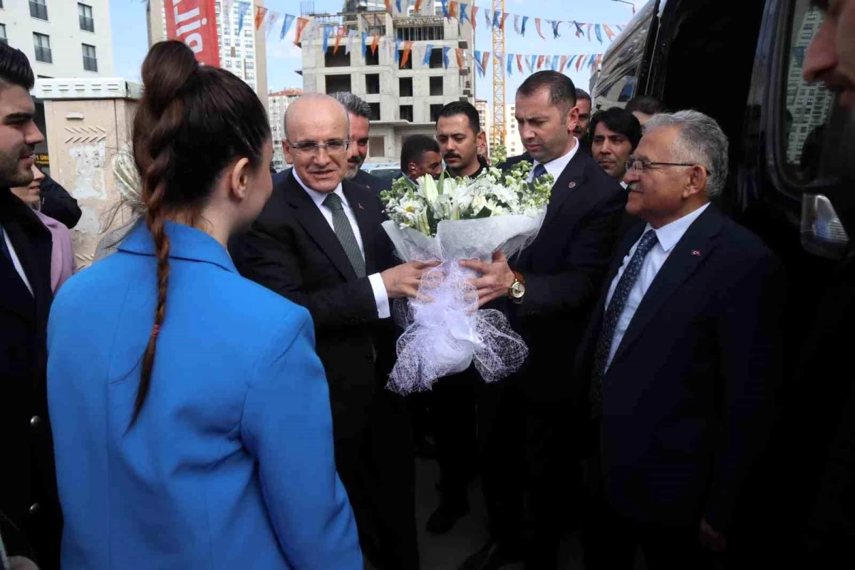Büyükşehir Belediye Başkanı Dr. Memduh Büyükkılıç, Hazine ve Maliye Bakanı Mehmet Şimşek\'in Kayseri\'deki konferansa katıldı