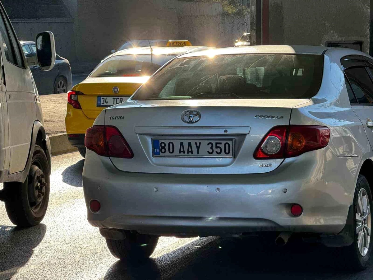 Bakırköy\'de Tır Kazası: Üst Geçitte Takılan Tırın Çarptığı Araçlar Hasar Gördü
