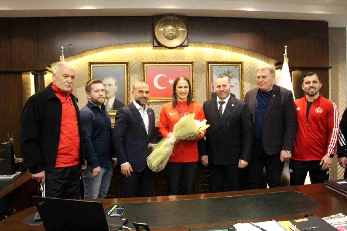 Yalova Belediye Başkanı Mustafa Tutuk, Avrupa şampiyonu Buse Tosun Çavuşoğlu\'nu tebrik etti