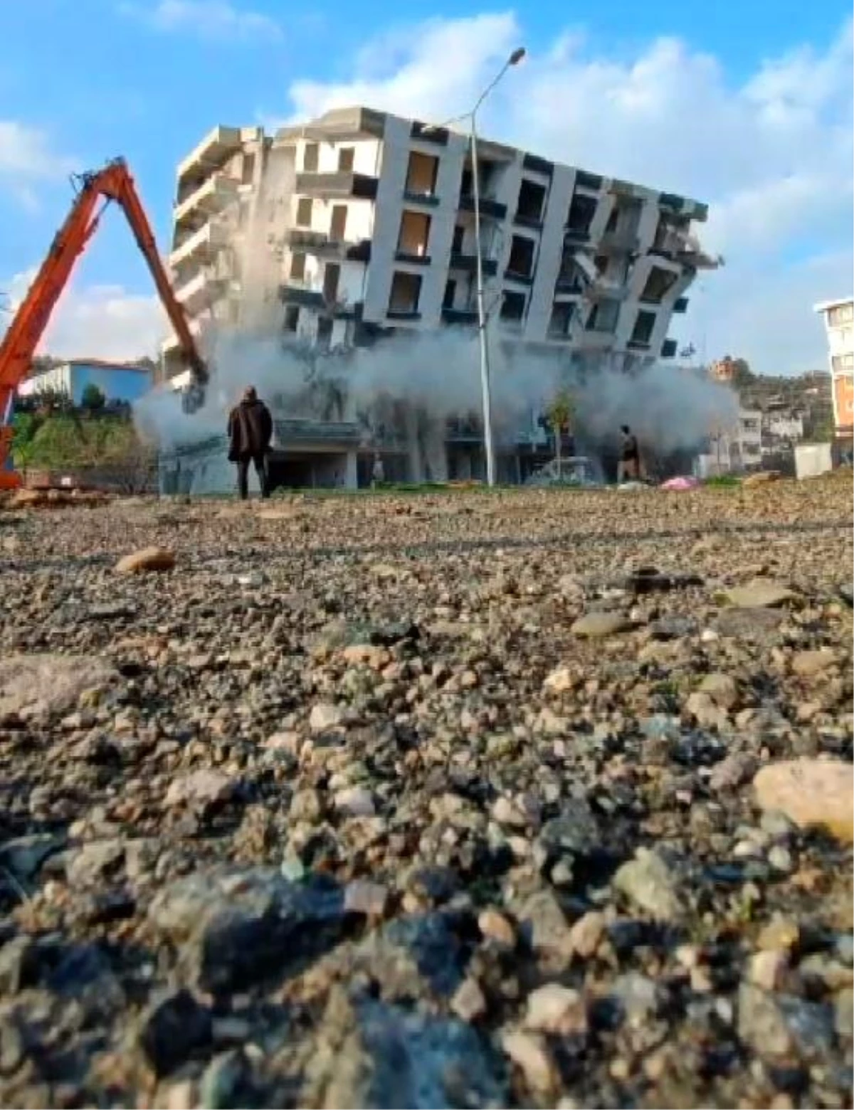 Depremin Vurduğu Hatay\'da 7 Katlı Bina İş Makinesi Darbesiyle Yıkıldı