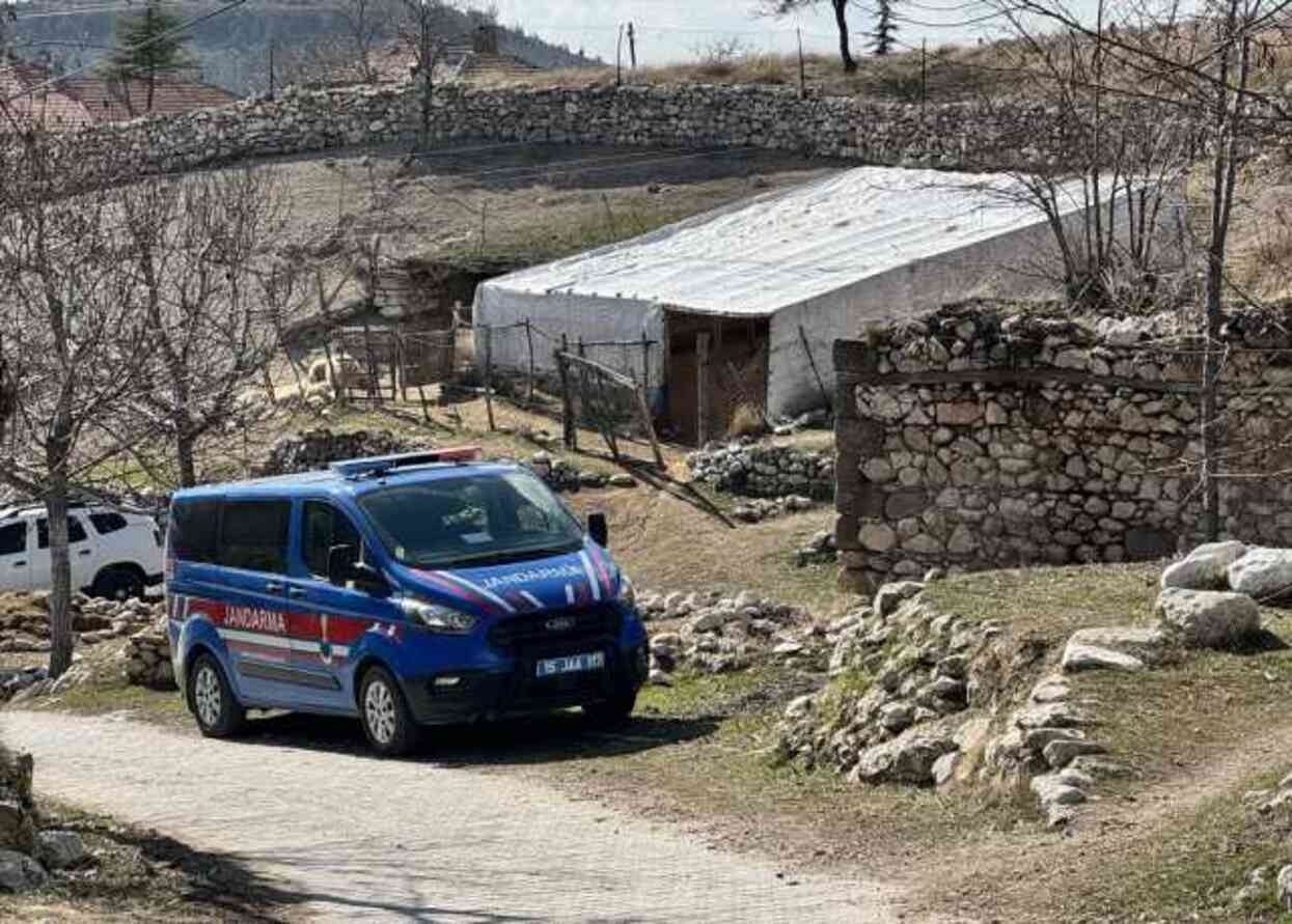 Burdur'da Dağlık Alandaki Kulübede Çoban Ölü Bulundu, 2 Kardeşi ve Babası Gözaltına Alındı Burdur'da Dağlık Alandaki Kulübede Çoban Ölü Bulundu, 2 Kardeşi ve Babası Gözaltına Alındı